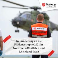 Ein Malteser Helfer wartet auf einen landenen Bundeswehr-Hubschrauber